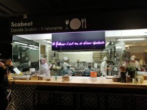 Scritta al neon per ristorante Scabeat di Davide Scabin